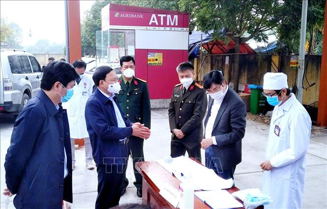 Sáng 2/2/2021, Bí thư Tỉnh ủy, Chủ tịch HĐND tỉnh Quảng Ninh Nguyễn Xuân Ký và Chủ tịch UBND tỉnh Nguyễn Tường Văn đã đi kiểm tra công tác phòng chống dịch COVID-19 tại thị xã Đông Triều, nơi đang có 15 ca bệnh. Ảnh: TTXVN phát Dịch COVID-19: Phong tỏa tạm thời thêm 11 xã, phường của thị xã Đông Triều, Quảng Ninh ảnh 1