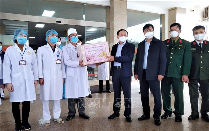 Lãnh đạo tỉnh thăm, tặng quà chúc Tết cán bộ y tế của Trung tâm Y tế thị xã Đông Triều. Ảnh: TTXVN phát Dịch COVID-19: Phong tỏa tạm thời thêm 11 xã, phường của thị xã Đông Triều, Quảng Ninh ảnh 2
