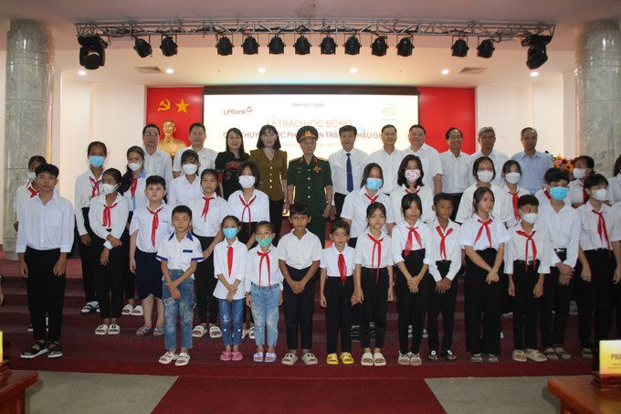 Đại diện 1.825 học sinh tỉnh Hậu Giang nhận học bổng từ quỹ khuyến học Phạm Văn Trà. Ảnh: Nguyễn Hằng - TTXVN. Trao học bổng cho học sinh nghèo tỉnh Hậu Giang ảnh 1