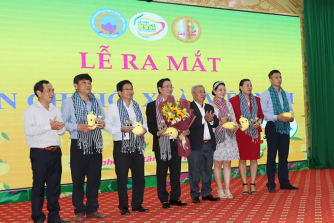 Ra mắt Liên chi hội Xoài Việt Nam tại Hội thảo phát triển chuỗi ngành hàng Xoài. Ảnh : Nguyễn Văn Trí-TTXVN Đồng Tháp định hướng phát triển chuỗi ngành hàng xoài ảnh 2