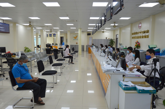 Hoạt động tại Trung tâm Kiểm soát Thủ tục hành chính và Phục vụ hành chính công tỉnh Đồng Tháp đạt hiệu quả cao. Ảnh: Nhựt An - TTXVN Thủ tướng Chính phủ: Rà soát kỹ lưỡng, tiếp tục cắt giảm mạnh thủ tục hành chính ảnh 1