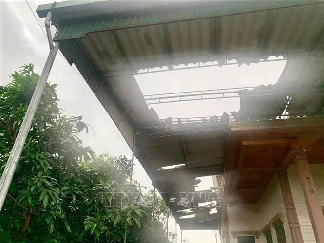 Lốc xoáy làm hư hỏng nhiều ngôi nhà dân tại xã Cương Gián (huyện Nghi Xuân, Hà Tĩnh). Ảnh: TTXVN phát Bão số 5 đổ bộ vào đất liền, một số địa phương đã ghi nhận thiệt hại ảnh 3