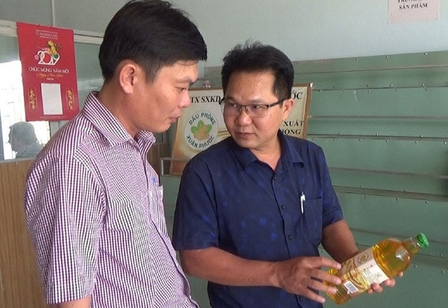 Dầu đậu phộng Xuân Phước được đánh giá cao về chất lượng. Để nâng cao giá trị sản phẩm và quảng bá thương hiệu dầu đậu phộng Xuân Phước đạt tiêu chuẩn OCOP 3 sao, hiện nay, UBND xã Xuân Phước (huyện Đồng Xuân, tỉnh Phú Yên) đang tiến hành xây dựng mà số vùng trồng cho sản phẩm này. Ảnh: vnbusiness.vn Xây dựng mã số vùng trồng, tìm đầu ra cho nông sản Phú Yên ảnh 1