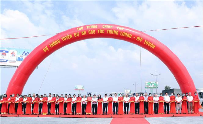 Thủ tướng Nguyễn Xuân Phúc và các đại biểu thực hiện nghi thức thông tuyến kỹ thuật cao tốc Trung Lương - Mỹ Thuận. Ảnh: Thống Nhất – TTXVN Thủ tướng Nguyễn Xuân Phúc phát lệnh khởi công và thông tuyến kỹ thuật các dự án cao tốc trọng điểm phía Nam ảnh 1