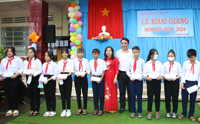 Quỹ phát triển Đại học Quốc gia Thành phố Hồ Chí Minh trao quà cho các học sinh vượt khó trường Trung học cơ sở An Thới, huyện Mỏ Cày Nam, tỉnh Bến Tre. Ảnh: Chương Đài - TTXVN Bộ trưởng Huỳnh Thành Đạt trao học bổng cho học sinh vượt khó tỉnh Bến Tre ảnh 2