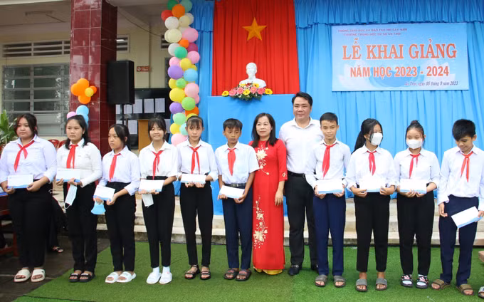 Bộ trưởng Huỳnh Thành Đạt trao học bổng cho học sinh vượt khó tỉnh Bến Tre ảnh 2