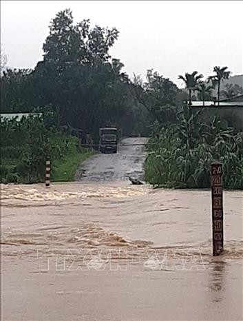 Mưa lớn, kéo dài đã làm ngập sâu một số đoạn trên các tuyến đường trong địa bàn huyện Nam Trà My. Ảnh: Phước Tuệ - TTXVN Quảng Nam: Mưa lớn kéo dài, nhiều tuyến đường của huyện miền núi Nam Trà My bị sạt lở, ngập sâu ảnh 1