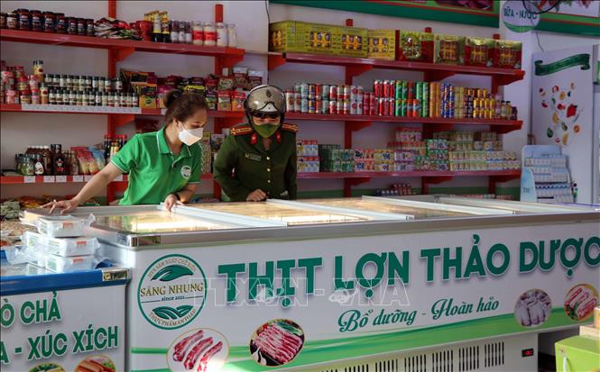 Cửa hàng nông sản sạch Sáng Nhung – một trong những địa điểm bán và giới thiệu các sản phẩm nông sản sạch và OCOP trên đia bàn thành phố Tuyên Quang. Ảnh Vũ Quang – TTXVN Tuyên Quang nâng cao giá trị cho sản phẩm OCOP ảnh 3