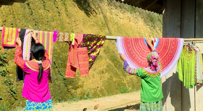 Người Mông Hoa, thôn Khuổi Khít, xã Kiến Thiết (huyện Yên Sơn, tỉnh Tuyên Quang) phơi váy áo truyền thống. Ảnh: Vũ Quang - TTXVN Gìn giữ nghệ thuật thêu hoa văn trên trang phục truyền thống người Mông Hoa ảnh 2