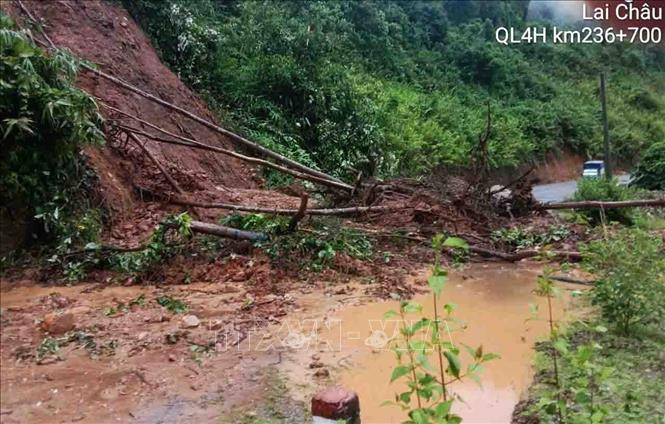 Mưa lớn gây sạt lở tại km 236+700, Quốc lộ 4H, khiến giao thông đi huyện Mường Tè tạm thời bị gián đoạn. Ảnh: TTXVN phát Mưa lớn gây sạt lở nhiều tuyến đường ở Lai Châu ảnh 1