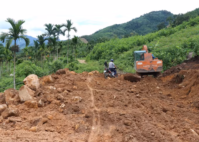 Đồng bào Ca Dong vùng cao Quảng Ngãi mong ánh sáng điện lưới quốc gia ảnh 1