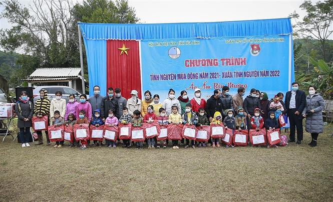 Các đại biểu tham dự chương trình tặng quà cho các hộ gia đình khó khăn tại xã Quyết Thắng, huyện Lạc Sơn. Ảnh: Trọng Đạt - TTXVN Hòa Bình tổ chức hoạt động Tình nguyện mùa Đông ảnh 6