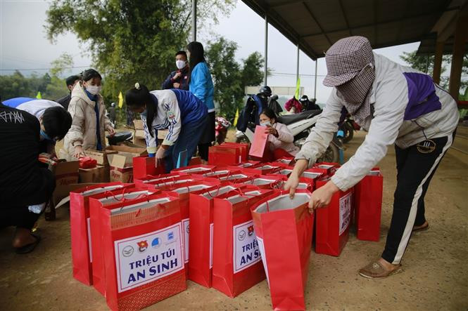 Những phần quà được chuẩn bị dành tặng cho các em nhỏ ở xã vùng cao Quyết Thắng, huyện Lạc Sơn. Ảnh: Trọng Đạt - TTXVN Hòa Bình tổ chức hoạt động Tình nguyện mùa Đông ảnh 3