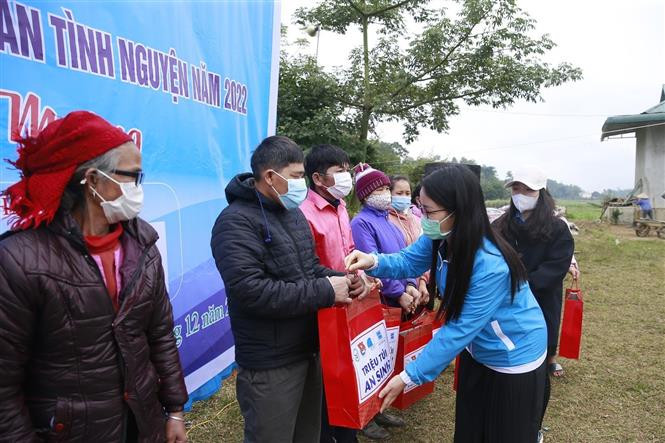 Các đại biểu tham dự chương trình tặng quà cho các hộ gia đình khó khăn tại xã Quyết Thắng, huyện Lạc Sơn. Ảnh: Trọng Đạt - TTXVN Hòa Bình tổ chức hoạt động Tình nguyện mùa Đông ảnh 5