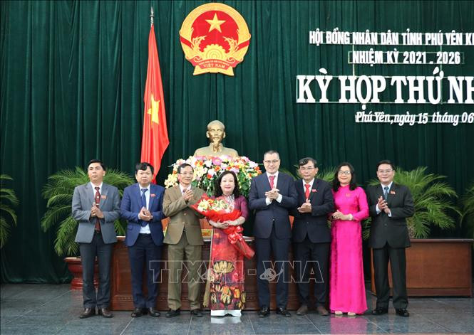 Bí thư Tỉnh ủy Phú Yên Phạm Đại Dương tặng hoa chúc mừng các đồng chí được bầu vào các chức danh chủ chốt Hội đồng nhân dân tỉnh Phú Yên khóa VIII. Ảnh: Phạm Cường-TTXVN Bà Cao Thị Hòa An được bầu làm Chủ tịch HĐND tỉnh Phú Yên ảnh 2