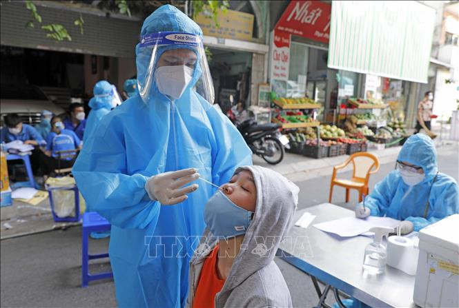 Xét nghiệm cho người dân ở tổ 10, phường Thụy Khuê, quận Ba Đình. Ảnh: Trần Việt - TTXVN Việt Nam quyết tâm cao kiểm soát dịch COVID-19 để sớm trở lại trạng thái bình thường mới ảnh 1