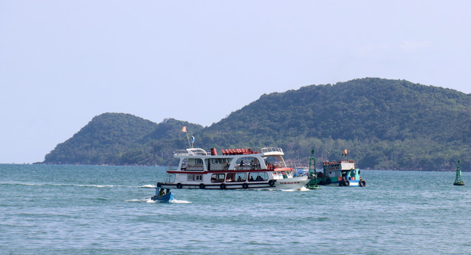 Du thuyền phục vụ du khách tham quan, du lịch, trải nghiệm trên vùng biển đảo Phú Quốc (Kiên Giang). Ảnh: Lê Huy Hải – TTXVN Đảo Phú Quốc đón hơn 1,5 triệu lượt khách du lịch ảnh 2