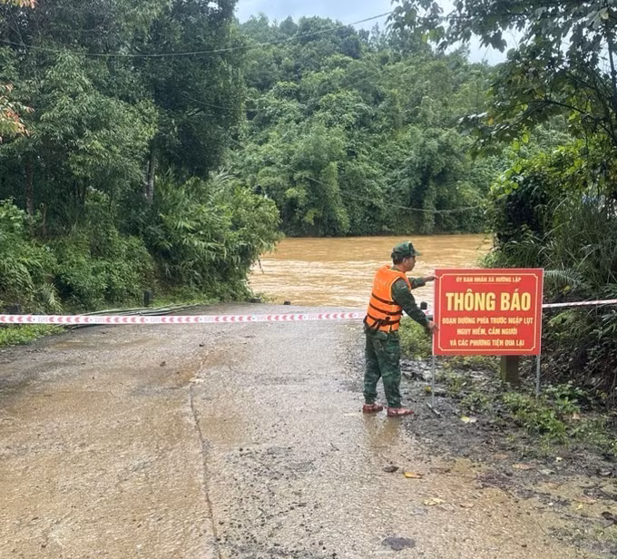 Quảng Trị: Mưa lớn khiến nhiều hộ dân, ngầm tràn, đường giao thông bị ngập lụt ảnh 5