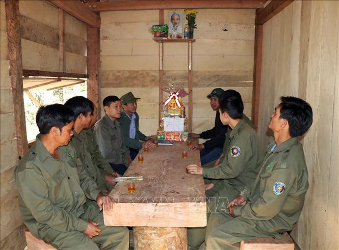 Lãnh đạo Công ty trách nhiệm hữu hạn một thành viên Lâm nghiệp Đăk Tô cùng cán bộ công nhân viên tại Trạm quản lý bảo vệ rừng số 1 (Lâm trường Đăk Tô) họp đầu năm, triển khai nhiệm vụ quản lý, bảo vệ rừng. Ảnh: Cao Nguyên- Chuyện những người giữ rừng giữa mùa Xuân ở Kon Tum ảnh 1