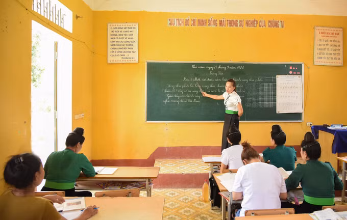 Xóa mù chữ, nâng cao trình độ dân trí cho người dân vùng cao, biên giới Điện Biên ảnh 2