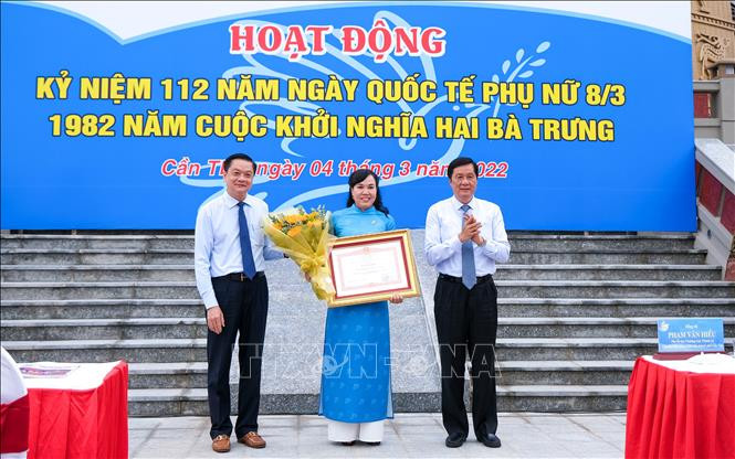 Hội Liên hiệp Phụ nữ thành phố Cần Thơ vinh dự đón nhận bằng khen của Thủ tướng Chính phủ vì đã có thành tích xuất sắc trong công tác phòng, chống dịch COVID-19. Ảnh: Thu Hiền – TTXVN Hội Liên hiệp Phụ nữ thành phố Cần Thơ: Đổi mới, sáng tạo hỗ trợ phụ nữ khởi nghiệp, phát triển kinh tế ảnh 3