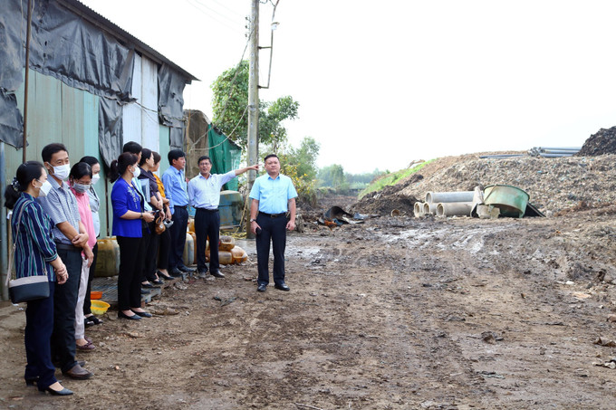 Đoàn công tác tỉnh Sóc trăng cùng sở, ngành tỉnh khảo sát tại bãi rác Phường 7, thành phố Sóc Trăng. Ảnh Tuấn Phi-TTXVN Sóc Trăng tập trung khắc phục ô nhiễm môi trường ảnh 1