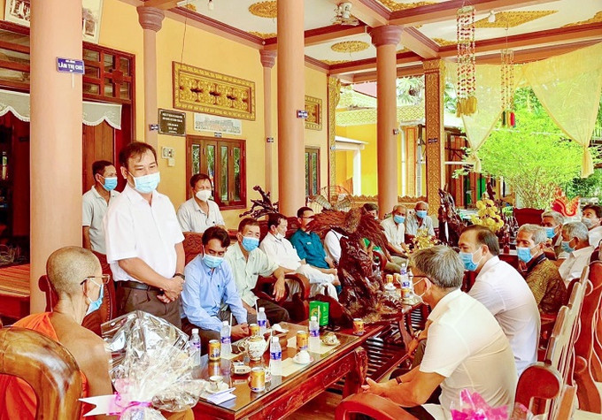 Ban Dân tộc Kiên Giang thăm, tặng quà các chức sắc tôn giáo, Người có uy tín nhân dịp Tết cổ truyền Chôl Chnăm Thmây của đồng bào Khmer. Ảnh: ubdt.gov.vn Kiên Giang phát huy vai trò người có uy tín trong đồng bào dân tộc thiểu số ảnh 1