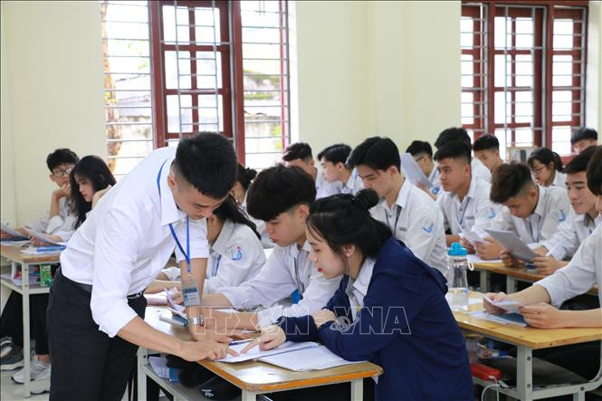 Các giáo viên trực tiếp hướng dẫn học sinh làm hồ sơ. Ảnh: Bích Huệ - TTXVN Bộ Giáo dục và Đào tạo sẽ có giải pháp phù hợp để tổ chức kỳ thi tốt nghiệp Trung học phổ thông 2021 đảm bảo an toàn ảnh 1