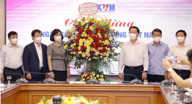 Đồng chí Nguyễn Trọng Nghĩa, Bí thư Trung ương Đảng, Trưởng Ban Tuyên giáo Trung ương tặng hoa chúc mừng lãnh đạo, cán bộ, phóng viên, biên tập viên và người lao động của Thông tấn xã Việt Nam. Ảnh: Nguyễn Điệp - TTXVN Trưởng ban Tuyên giáo Trung ương Nguyễn Trọng Nghĩa chúc mừng TTXVN nhân Ngày Báo chí Cách mạng Việt Nam ảnh 2