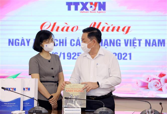 Phó Tổng giám đốc TTXVN Vũ Việt Trang tặng sách của TTXVN cho Trưởng Ban Tuyên giáo Trung ương Nguyễn Trọng Nghĩa. Ảnh: Nguyễn Điệp - TTXVN Trưởng ban Tuyên giáo Trung ương Nguyễn Trọng Nghĩa chúc mừng TTXVN nhân Ngày Báo chí Cách mạng Việt Nam ảnh 5