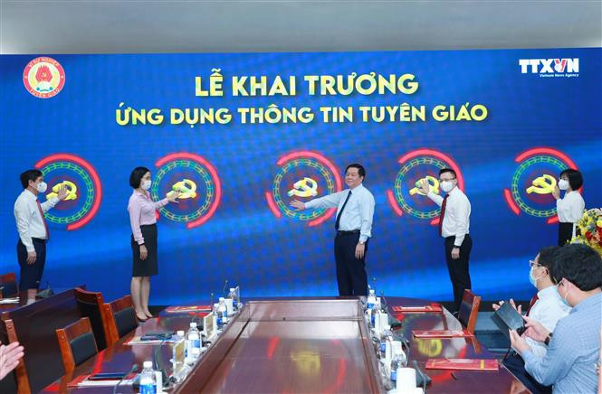 Đồng chí Nguyễn Trọng Nghĩa, Bí thư Trung ương Đảng, Trưởng Ban Tuyên giáo Trung ương và các đại biểu nhấn nút khai trương ứng dụng thông tin Tuyên giáo. Ảnh: Phương Hoa - TTXVN Ban Tuyên giáo Trung ương khai trương Ứng dụng Thông tin Tuyên giáo và ra mắt hình thức mới 3 bản tin ảnh 3