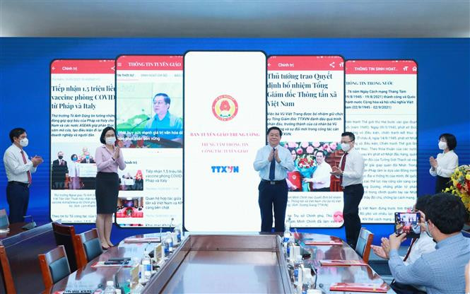 Đồng chí Nguyễn Trọng Nghĩa, Bí thư Trung ương Đảng, Trưởng Ban Tuyên giáo Trung ương và các đại biểu tại lễ khai trương ứng dụng thông tin Tuyên giáo. Ảnh: Phương Hoa - TTXVN Ban Tuyên giáo Trung ương khai trương Ứng dụng Thông tin Tuyên giáo và ra mắt hình thức mới 3 bản tin ảnh 5