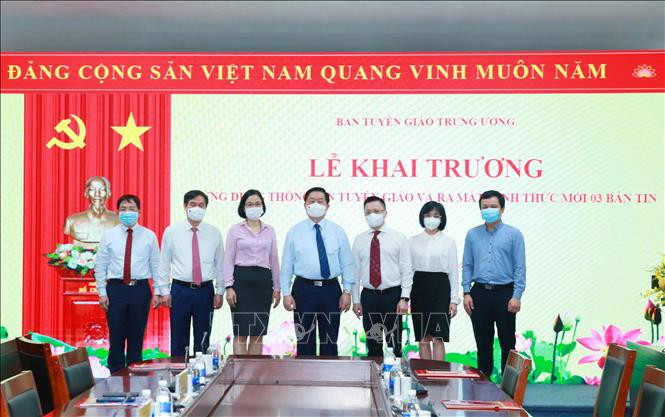 Đồng chí Nguyễn Trọng Nghĩa, Bí thư Trung ương Đảng, Trưởng Ban Tuyên giáo Trung ương và các đại biểu dự lễ khai trương. Ảnh: Phương Hoa - TTXVN Ban Tuyên giáo Trung ương khai trương Ứng dụng Thông tin Tuyên giáo và ra mắt hình thức mới 3 bản tin ảnh 6