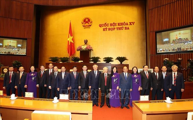 Tổng Bí thư Nguyễn Phú Trọng, Chủ tịch nước Nguyễn Xuân Phúc , Thủ tướng Chính phủ Phạm Minh Chính, Chủ tịch Quốc hội Vương Đình Huệ cùng các đồng chí lãnh đạo Đảng, Nhà nước với Đoàn đại biểu Quốc hội tỉnh Bắc Gaing. Ảnh: Trí Dũng –TTXVN Bế mạc Kỳ họp thứ 3, Quốc hội khóa XV ảnh 1