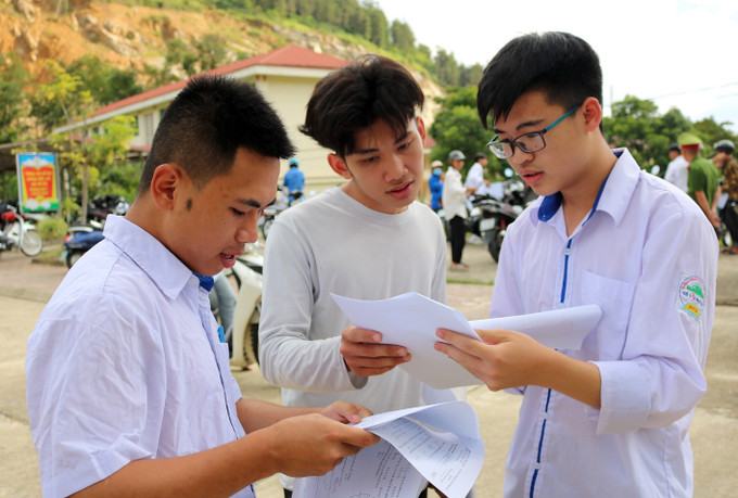 Thí sinh trao đổi sau buổi thi môn Toán tại điểm thi trường THPT số 1 huyện Simacai, tỉnh Lào Cai. Ảnh: Quốc Khánh - TTXVN Bộ Giáo dục và Đào tạo thông tin về phương án tổ chức Kỳ thi tốt nghiệp Trung học Phổ thông từ năm 2025 ảnh 1