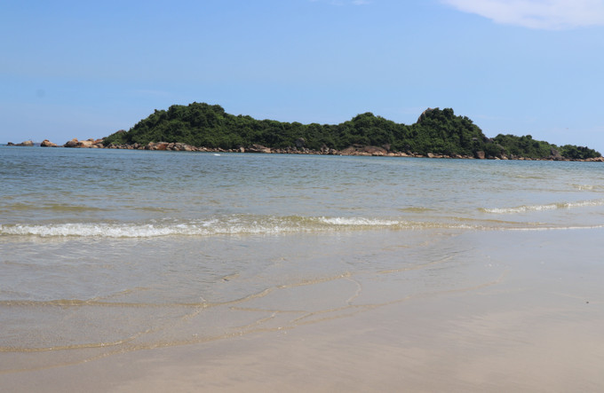 Cửa biển Sa Cần, huyện Bình Sơn (Quảng Ngãi) được hồi sinh với làn nước trong xanh, bờ cát dài mịn màng không rác thải nhựa (chụp ngày 26/5/2023). Ảnh: Phạm Cường-TTXVN Cộng đồng chung tay đẩy lùi "ô nhiễm trắng" (Bài 3) ảnh 3