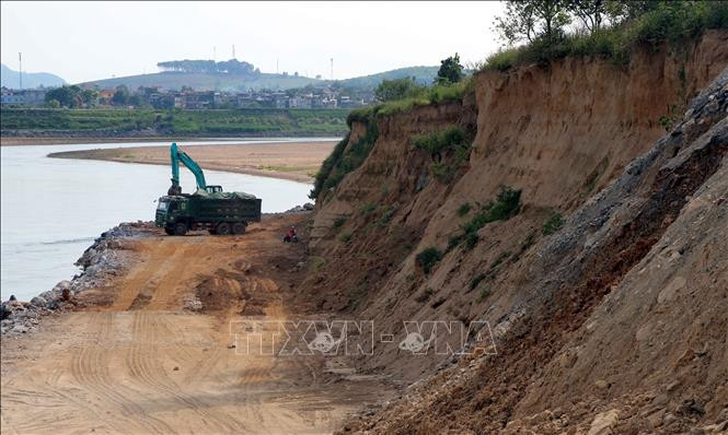 Một đoạn kè chống sạt lở bờ sông Lô đang được thi công. Ảnh Vũ Quang – TTXVN Khắc phục khẩn cấp tình trạng sạt lở bờ sông Lô ảnh 2