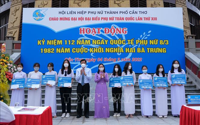 Hội LHPN thành phố Cần Thơ trao 20 suất học bổng cho các học sinh quận Ô Môn, Bình Thủy và huyện Phong Điền. Ảnh: Thu Hiền - TTXVN Hội Liên hiệp Phụ nữ thành phố Cần Thơ: Đổi mới, sáng tạo hỗ trợ phụ nữ khởi nghiệp, phát triển kinh tế ảnh 1