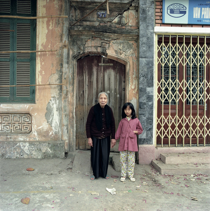 Trước cửa số nhà 67, phố Triệu Việt Vương, năm 1991. Ảnh: William E. Crawford 67-pho-trieu-viet-vuong-1991william-e-crawford.jpg