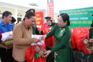 Xuân Biên phòng thiết thực hỗ trợ đồng bào vùng biên giới biển