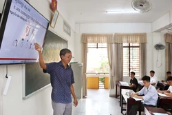 Thầy Danh Mến, giáo viên Trường Bổ túc Văn hóa Pali Trung cấp Nam Bộ, đứng lớp bồi dưỡng tiếng Khmer cho cán bộ, chiến sĩ Bộ đội Biên phòng TP. Cần Thơ, với sự hỗ trợ của màn hình LED hiện đại