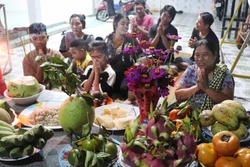 Nghi thức đút cốm dẹp cho con cháu và các thành viên trong gia đình.
