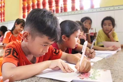 Cậu bé Sơn Hoàng Phương, lần đầu cắp sách đến chùa học chữ Khmer, luyện viết từng nét chữ cơ bản trong giờ học tại điểm học hè chùa Chrôi Tưm Kan Đal (ấp Tâm Lộc, xã Đại Tâm)
