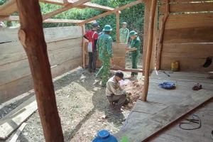 Bộ đội Biên phòng hỗ trợ dựng nhà tạm cho dân sau lũ tại Mỹ Lý