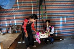 Độc đáo nghi lễ đặt tên cho trẻ của người La Hủ