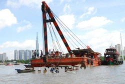 Khẩn trương tìm kiếm 2 người mất tích trong vụ chìm sà lan trên sông Sài Gòn