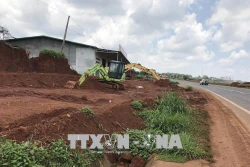 Cần xử lý nghiêm tình trạng lấn chiếm hành lang đường Hồ Chí Minh đoạn qua Đắk Nông