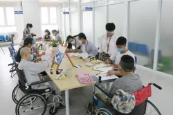 Lớp vẽ đặc biệt cho người sau đột quỵ ở bệnh viện
