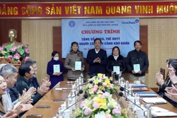 Bắc Giang tặng sổ bảo hiểm xã hội, thẻ bảo hiểm y tế cho người dân có hoàn cảnh khó khăn