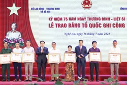 Chủ tịch Quốc hội Vương Đình Huệ dự Lễ trao bằng Tổ quốc ghi công năm 2022 tại Nghệ An